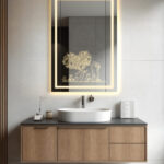 آینه دفرمه روشویی Code : AN10 با طراحی خاص دفرمه، تاچ‌لس، هیتر ضد بخار، بلوتوث، نور نئون و قابلیت سفارشی‌سازی کامل، انتخابی لوکس و مدرن برای حمام و سرویس بهداشتی است.