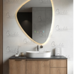 با انتخاب آینه دفرمه روشویی Code : AT01 شما یک محصول زیبا، مدرن و کاملاً کاربردی دریافت می‌کنید. این آینه جلوه‌ای متفاوت به حمام یا سرویس بهداشتی می‌بخشد و با امکاناتی مانند ضد بخار بودن، نورپردازی مدرن، بلوتوث و قابلیت سفارشی‌سازی، فراتر از یک آینه معمولی عمل می‌کند.